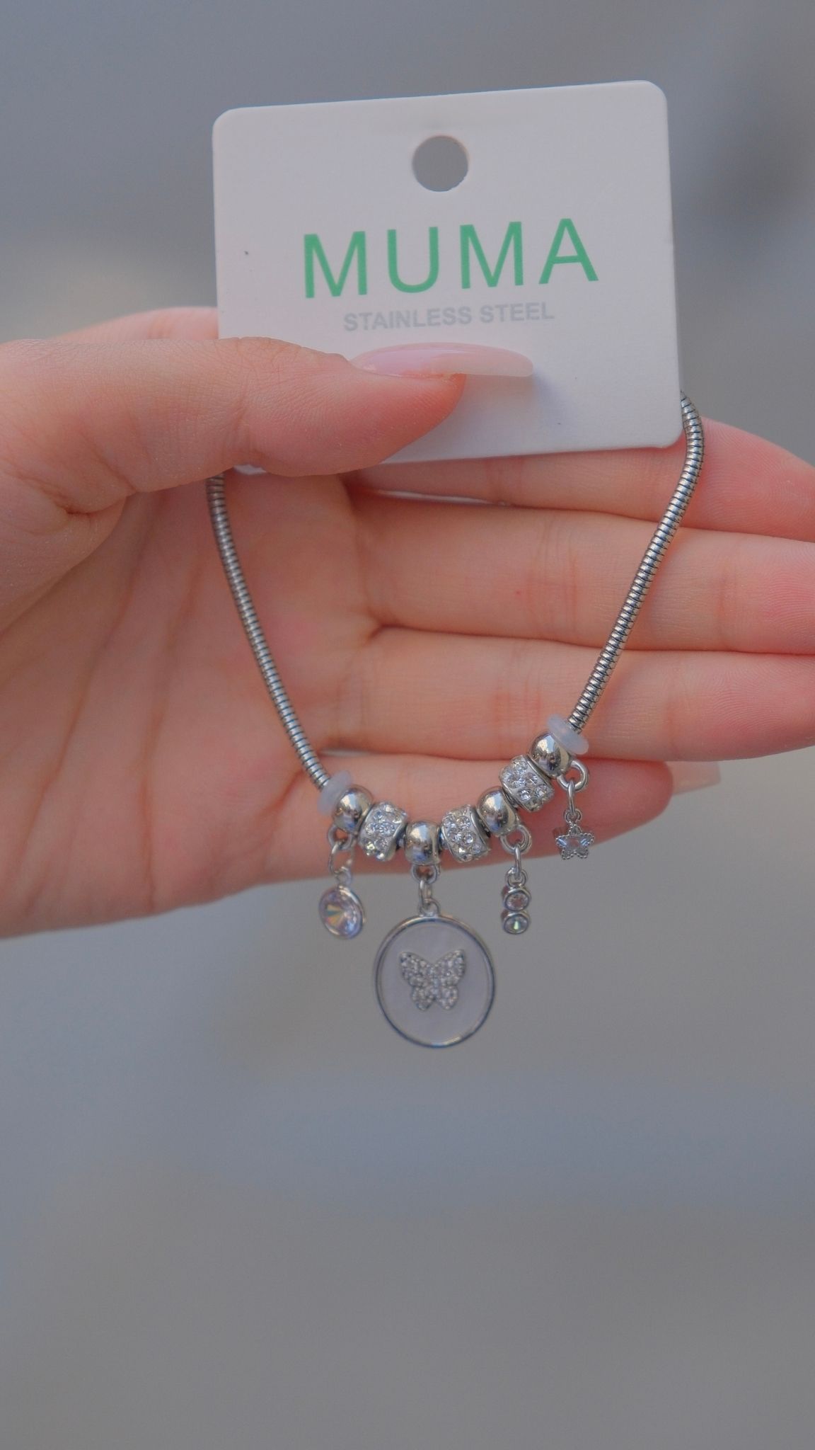 muma-aksesuar-charm-kelebek-gumus-kaplama-bileklik-1 Charm Kelebek Gümüş Renk Zincir Bileklik - Görsel 1