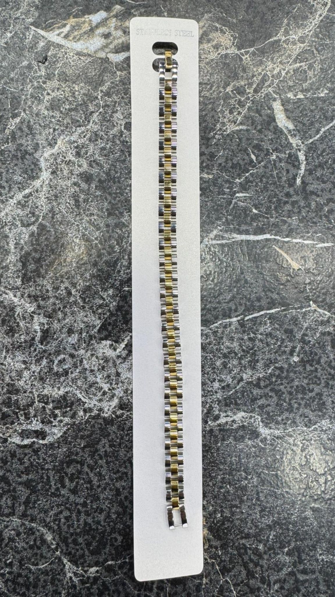 muma-aksesuar-gumus-renk-ortasi-altin-renk-celik-bileklik1 Edge Gümüş Renk Ortası Altın Renk Çelik Bileklik - Görsel 1