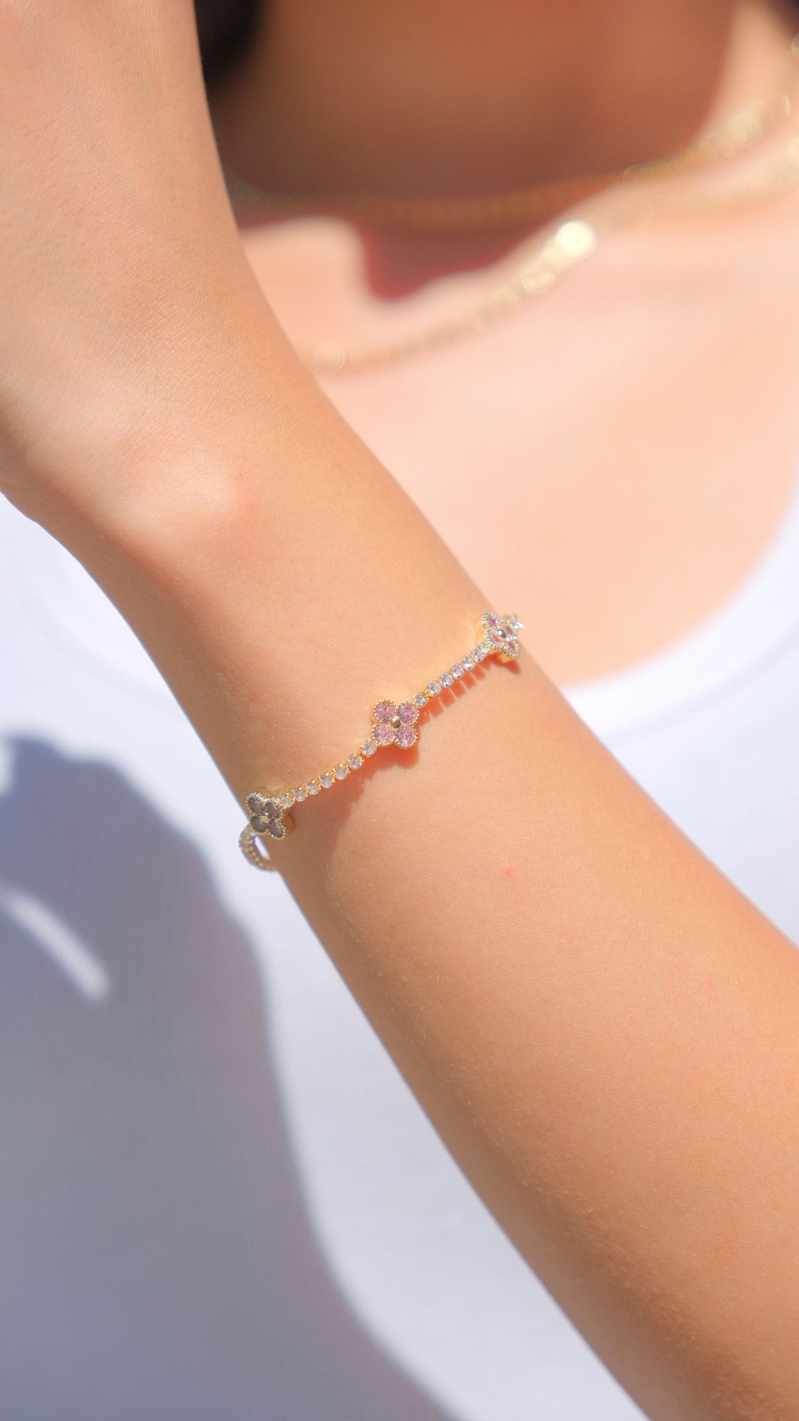 muma-aksesuar-pink-bloom-altin-renk-kaplama-zincir-bileklik2 Pink Bloom Altın Renk Kaplama Zincir Bileklik - Görsel 1